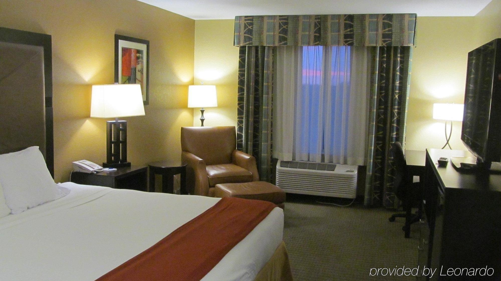 Holiday Inn Express Hotel & Suites Lexington, An Ihg Hotel Room photo